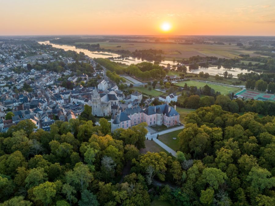 La ville de Meung-sur-Loire et la Loire vues du ciel.